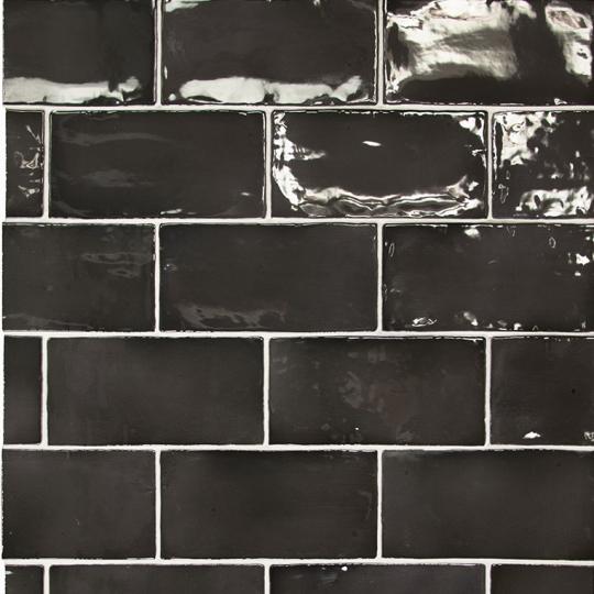 cierna mediteranska leskla dlazba rucne vyrobena kuchyna tmava obklad dlhy rustikalny vlnity maly rozmer 75x15 cm kupelna teply ton vidiecky vintage klasicky.jpg